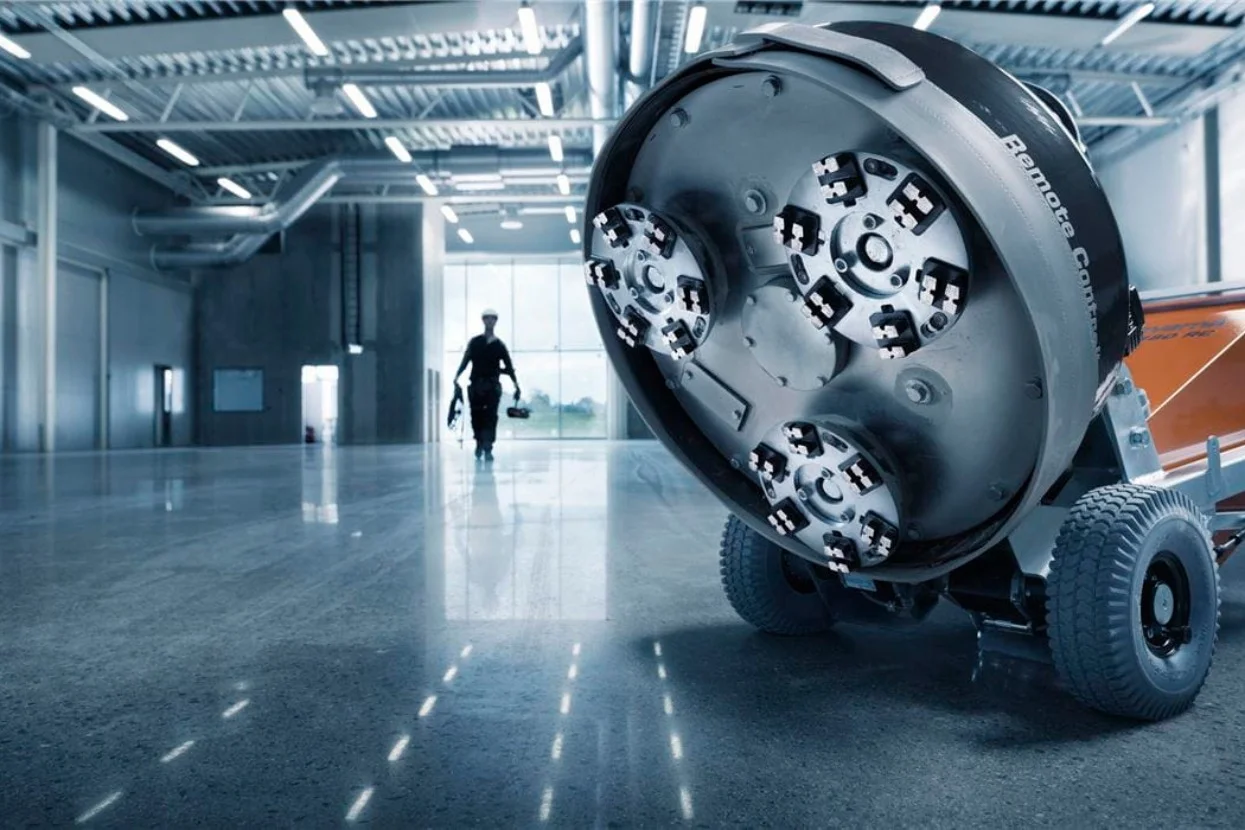 Piso de hormigón pulido con diamante en espacio industrial GemTone